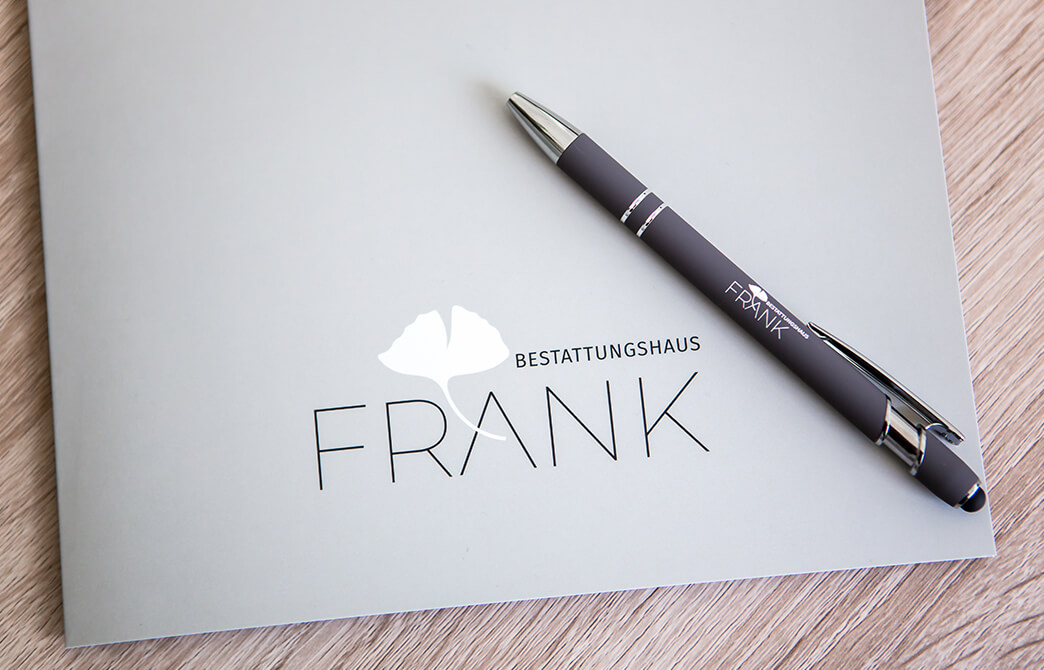 Bestattungshaus Frank | Dokumentenmappe und Kugelschreiben mit Firmenlogo