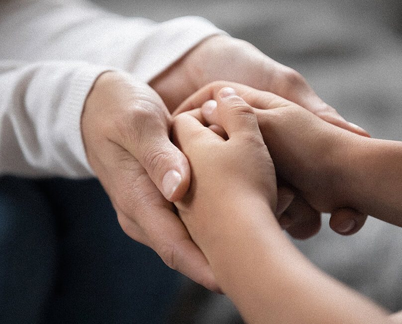 Bestattungshaus Frank | Trauer bei Kinder Hände halten